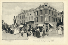 2642 Gezicht in de Voorstraat te Utrecht met rechts de ingang van de Lange Jansstraat.